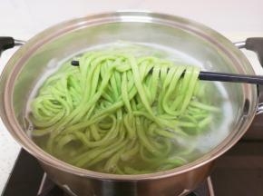 另起锅将菠菜面煮熟。