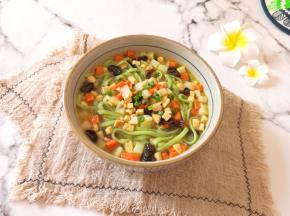 煮好的菠菜面盛入碗里。