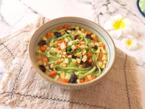 浇上鸡汁臊子汤，撒上葱花。