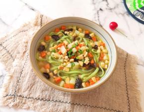 一碗香喷喷热乎乎的鸡汁臊子面就做好啦！