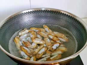 还有就是焯水，锅中水烧开后，下蛏子。