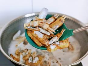 煮到蛏子开口捞出即可，如果有没有开口的建议不要食用呦～