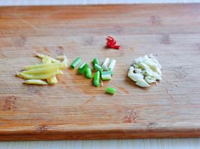 葱，姜，蒜，辣椒，切好。