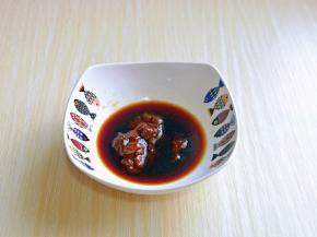 黄豆辣酱，生抽，料酒混合在一起，搅拌均匀备用。