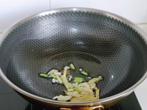 起油锅，加入葱姜蒜辣炒煸炒至出香味儿。