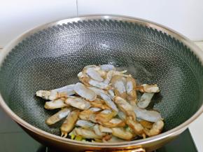 加入焯水的蛏子快速翻炒。