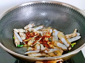 倒入调好的酱料，翻炒均匀。