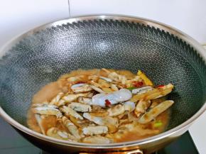 加入一汤勺纯净水，大火快速翻炒。