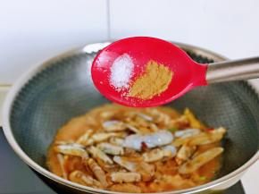 按个人口味加入盐，十三香。