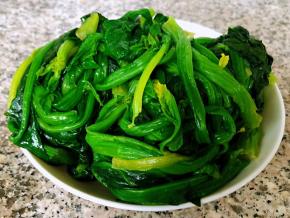 菠菜摘好洗净放入开水中焯水时间不要过长焯至菠菜刚刚变色即可捞出立即放入冷水中过凉后沥干水份