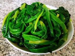 菠菜摘好洗净放入开水中焯水时间不要过长焯至菠菜刚刚变色即可捞出立即放入冷水中过凉后沥干水份