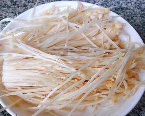 金针菇取缔洗净备用