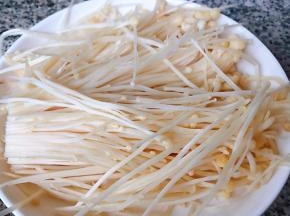 金针菇取缔洗净备用