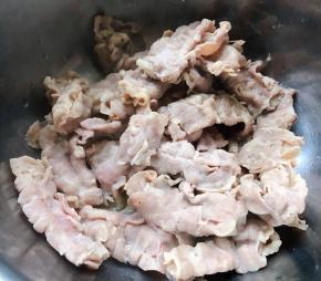 新鲜的肥牛放入开水中烫一下去除杂质和浮沫后立即放入冷水中多冲洗几遍洗净沥干水份