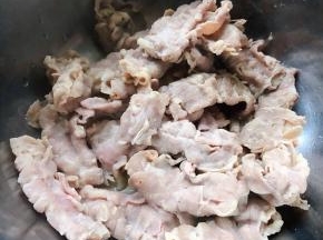 新鲜的肥牛放入开水中烫一下去除杂质和浮沫后立即放入冷水中多冲洗几遍洗净沥干水份