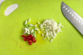 蒜、小米辣和葱白切好。