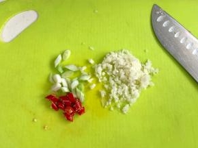 蒜、小米辣和葱白切好。