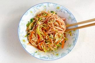 用筷子搅拌均匀即可。