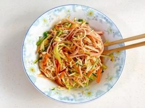 用筷子搅拌均匀即可。