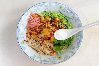 加入1勺生抽、1勺米醋、2勺辣椒油、1小匙白糖、1/2勺香油和1/2小匙盐。