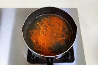 胡萝卜也放入锅中焯下捞出。