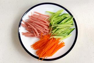 午餐肉、胡萝卜和黄瓜切丝。