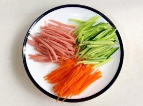 午餐肉、胡萝卜和黄瓜切丝。