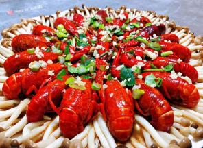 撒上蒜粒、葱花、香菜用热油烹一下瞬间满屋飘香