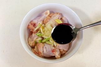 加入1勺生抽、1勺蚝油和1勺料酒。