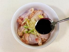 加入1勺生抽、1勺蚝油和1勺料酒。