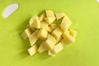 土豆去皮切块。