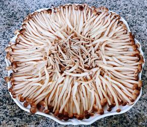 蟹味菇依次摆入盘中这可是需要耐心的噢