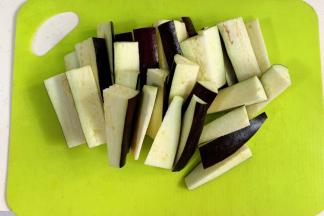 茄子切成长条状。