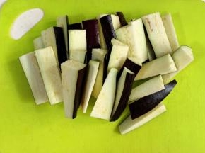 茄子切成长条状。