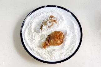 淀粉和面粉混合均匀，腌制好的鸡腿裹上干粉。