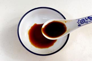 加1勺生抽、一勺蚝油和1小匙白糖拌匀。