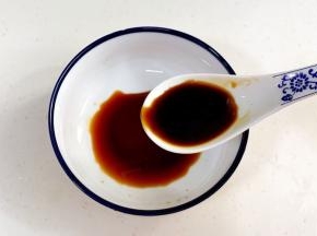 加1勺生抽、一勺蚝油和1小匙白糖拌匀。