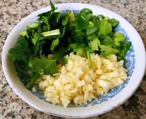 葱姜蒜切好备用