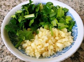 葱姜蒜切好备用