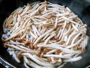 蟹味菇剪去根部一根一根掰开洗净放入开水中焯水至熟透