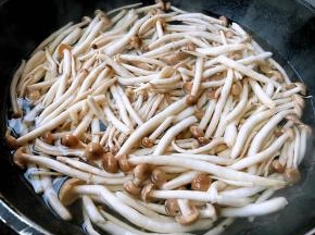 蟹味菇剪去根部一根一根掰开洗净放入开水中焯水至熟透