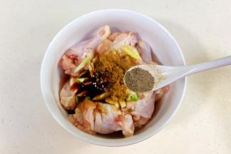 继续加入1小匙孜然粉和1/2小匙黑胡椒粉。