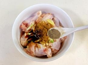 继续加入1小匙孜然粉和1/2小匙黑胡椒粉。