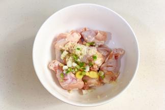 加入蒜蓉、姜片和小葱白。