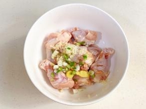 加入蒜蓉、姜片和小葱白。