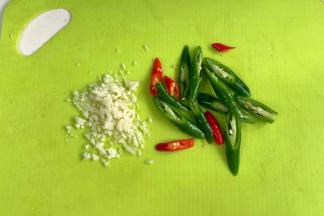 蒜蓉切好，小米辣和线椒切段。