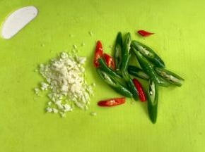 蒜蓉切好，小米辣和线椒切段。