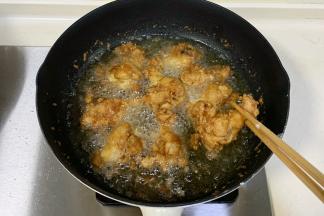 锅中油温升高时，重新放入鸡腿复炸1分钟捞出控油即可。