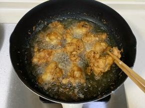 锅中油温升高时，重新放入鸡腿复炸1分钟捞出控油即可。