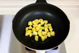 锅中倒入食用油，放入土豆煎至表面微焦盛出。